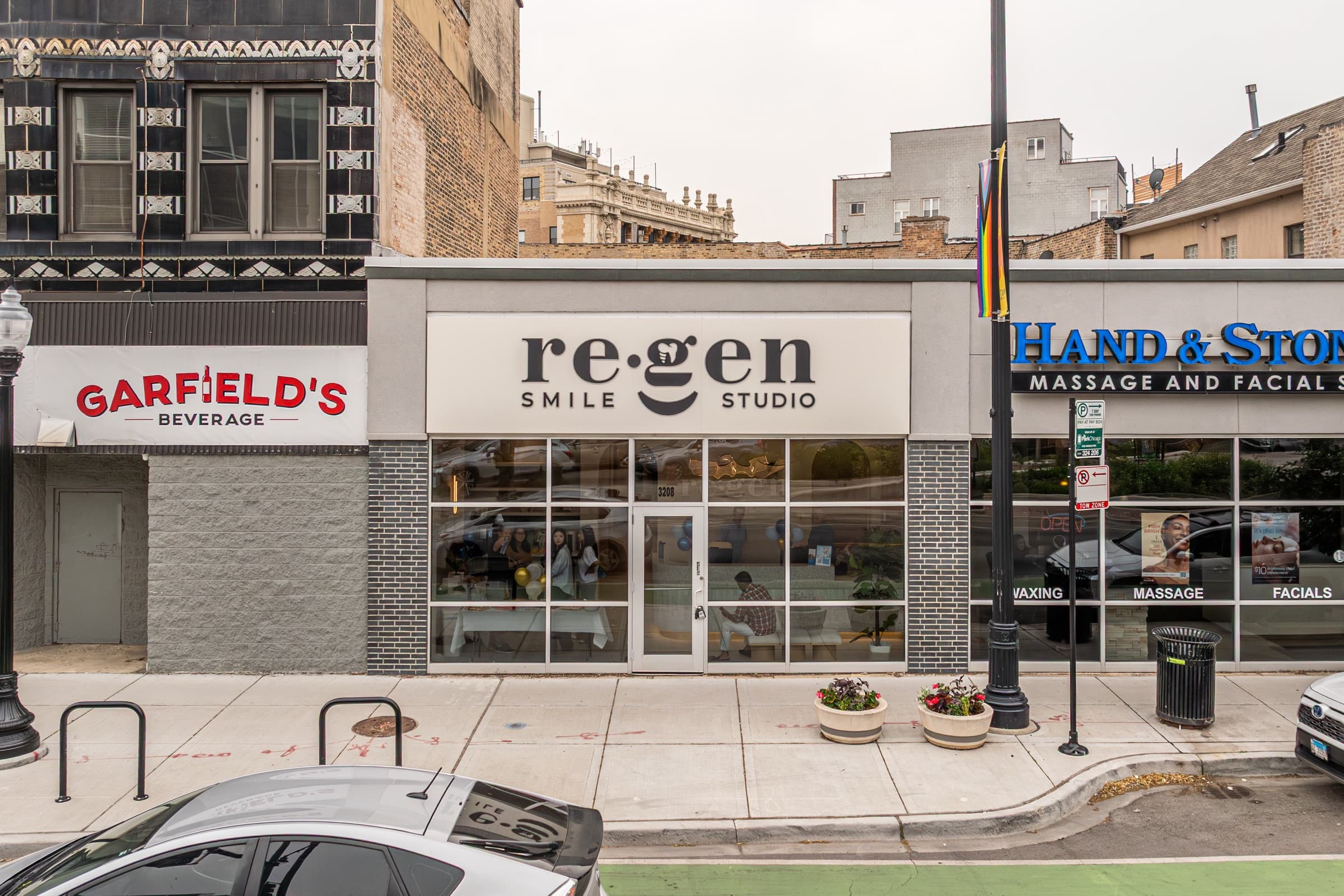 The re·gen SMILE STUDIO storefront on North Lincoln Avenue